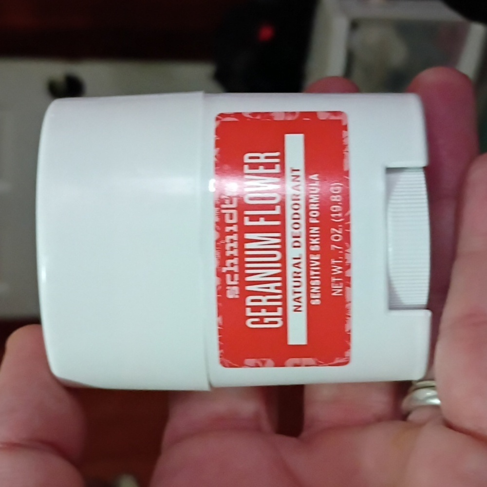 Schmdt's geranium flower natural deodorant
